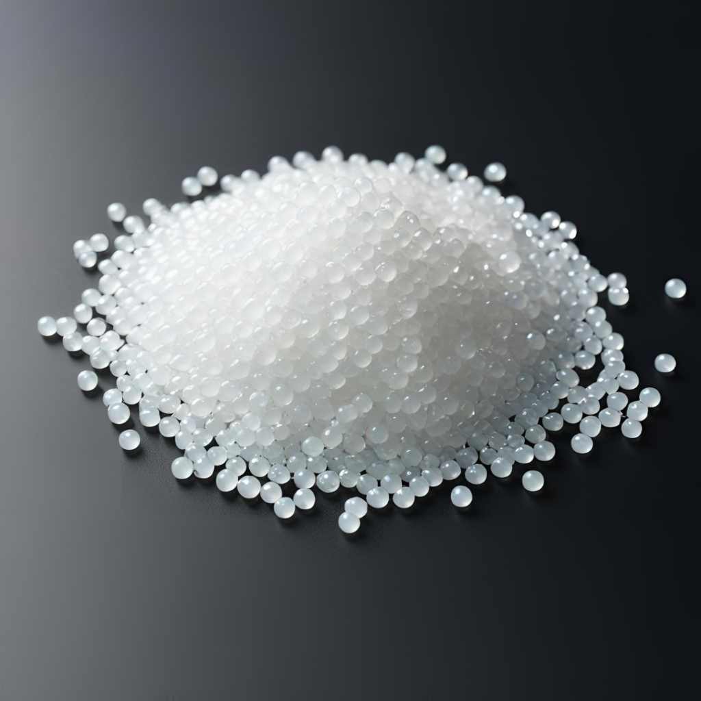 Przezroczysty granulat z tworzywa sztucznego.