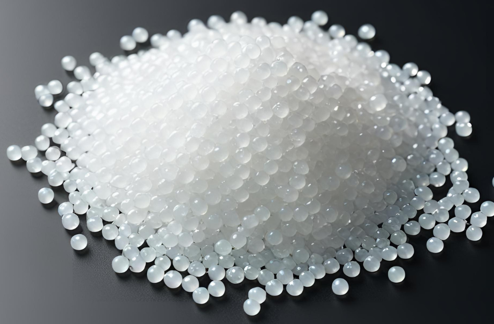 Przezroczysty granulat z tworzywa sztucznego.